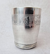 Timbale Ancienne en Métal Argenté – Décor Gravé Souris Musiciennes