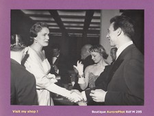 PHOTO PRESSE 1953 : YVES MONTAND FÉLICITÉ PAR LA BEGUM AGA KHAN À CANNES -M295
