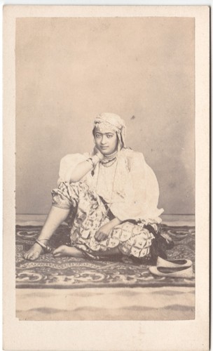 Tima femme mauresque - tima, assise