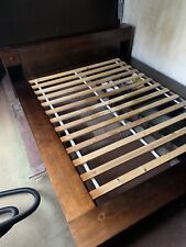 Lit Marron En Bois Avec Tete De Lit 