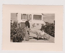 photo ancienne 🎞️ Quiberon 1957 brouette jeune fille colombe