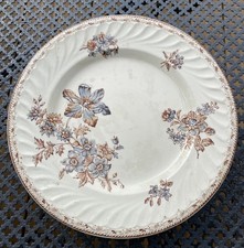 Assiette ancienne montée sur piédouche. E.BOURGEOIS Terre de fer, modèle Floral