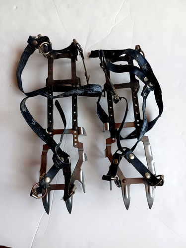 Anciennes paire crampons - de,