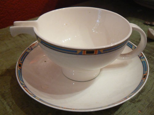 Etrange tasse sous - tasse,