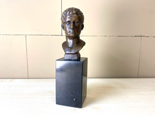 Buste César Auguste en bronze sur un socle en marbre noir d'après Milo
