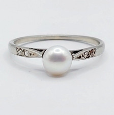 Bague art deco or blanc 18k et perle épaulée de diamants taillés en roses 