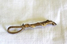 broche insigne - ancienne - cravache - manche pied de cheval - 47 mm - plaqué or