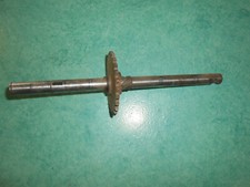 Axe pédalier avec pignon