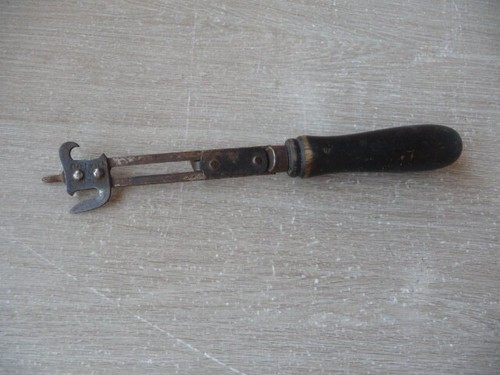 Ancien ouvre boite fer forge - ancien,