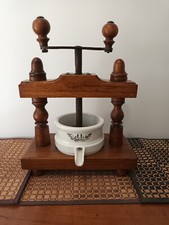 Pressoir à fromage et faïence en bois du 19ème siècle.
