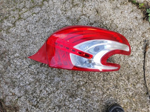 Feu arrière droit peugeot 208 - feu,