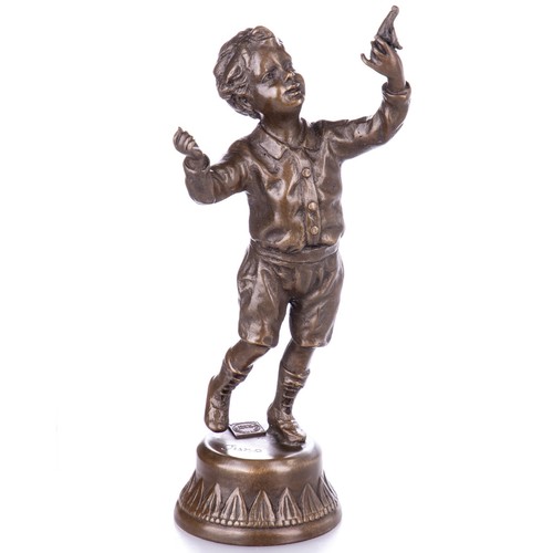 Sculpture garçon avec - avec, un