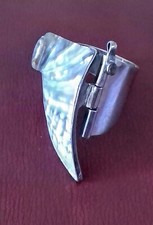 BRACELET EN METAL ARGENTÉ ET NACRE AVEC UN FERMOIR AVEC UNE PETITE PIERRE 