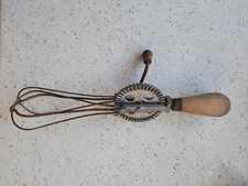 Fouet batteur à œuf à manivelle manche en bois décoration brocante cuisine
