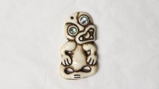 Ancien grand Hei tiki en os marin yeux haliotide Maori New Zealand XIX-XXe