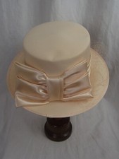 Chapeau d'amazone de cérémonie saumon à ruban satin assorti  intérieur beige