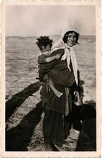 CPA AK TUNISIA Scenes d'Afrique Bedouine et son petit (822226)