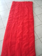 Sac de couchage rouge en très