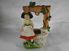 ( 01 ) FIGURINE " ALSACIENNE ASSISE AU BORD D'UN PUIT EN PORCELAINE ALLEMANDE