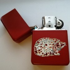 superbe briquet tempête essence gravé personnalisé rouge HERISSON NIGLO +prénom