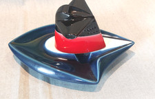 CENDRIER "LA CHEMINEE QUI FUME" BLEU EN FAÏENCE DU PAQUEBOT "FRANCE"