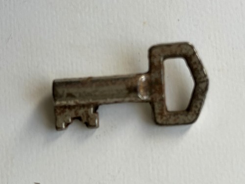 Petite cle ancienne meuble - cle,