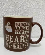 Mug Disney — Sous cet  extérieur Grincheux bat le cœur d’un fringant héros —