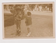 photo ancienne ?️ parc années 1950 enfant cow-boy pistolet jouet