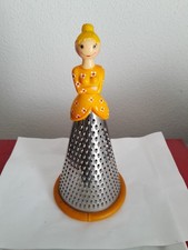 JOLIE RÂPE A FROMAGE PYLÔNES / ROBE / FEMME ART DE LA TABLE H  26CM TBE Vintage 