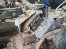 SUPPORT MOTEUR GAUCHE / 180901