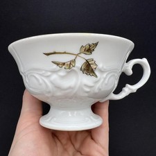 Ancienne tasse sur piédestal