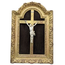 Crucifix dans son cadre bois