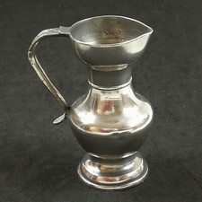 Pichet à anse décorée en