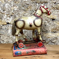 Jouet Ancien Cheval Carton Bouilli s/ Roulettes à Tirer- L. 35 cm  - Dans l'état