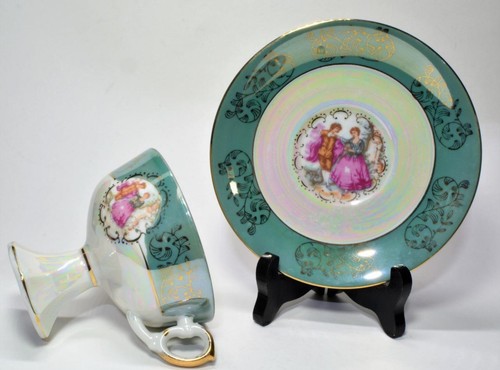 Tasse pied soucoupe - À, et