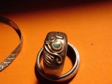 BAGUE ANCIENNE EN ARGENT AVEC PIERRE VERTE.