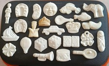 Collection de 25 Fèves Anciennes en Plastique - Voilier, Bébé, Dés, Auto, Etc..