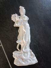 ANCIENNE STATUETTE EN PORCELAINE BLANCHE DE CHINE GUANYIN