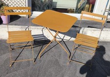 Table et 2 chaises de jardin orange