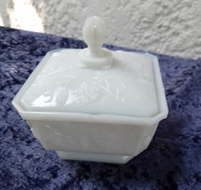 ancienne boite en opaline blanche décor en relief floral