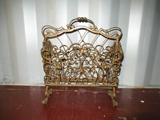 ANCIEN PORTE REVUES A VOLUTES EN FER AVEC FLEURS