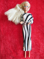 BARBIE en ROBE PRES DU CORPS