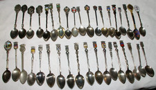 37 cuillères souvenir en métal argenté