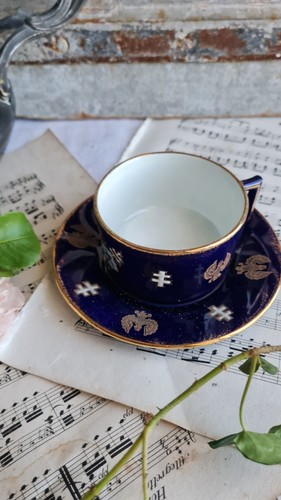 Ancienne tasse sous - tasse, et