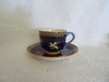 tasse et sous tasse en faïence de Gien Décor Renaissance Italienne fond bleu