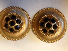 Guy Laroche,  boucles d'oreilles à clips dorées de haute qualité signées.