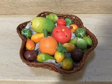 Corbeille en rotin avec fruits