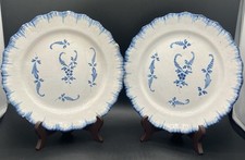 Paire d’assiettes en faïence décor bleu, bord contourné XVIIIème