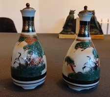 bouteille porcelaine saké ancienne .