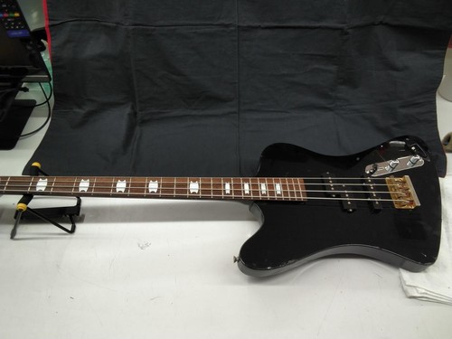 Guitare basse électrique